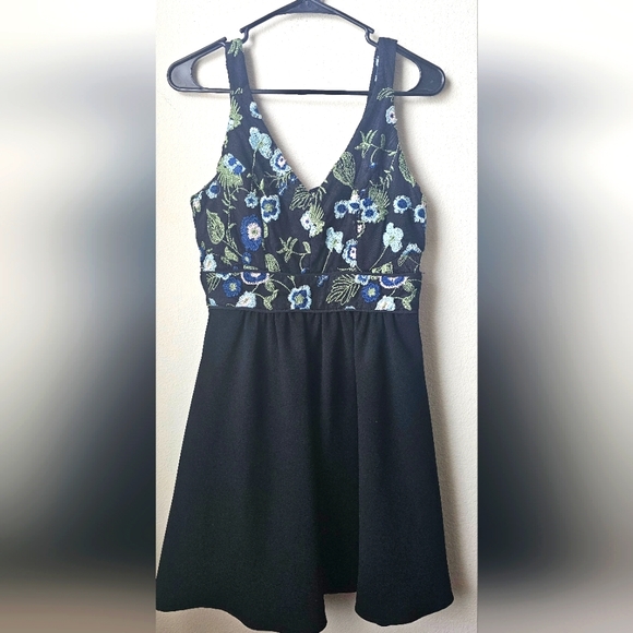 NWT BCBGeneration Sleeveless Black Floral Dress, Women's Size 4 - Picture 1 of 7